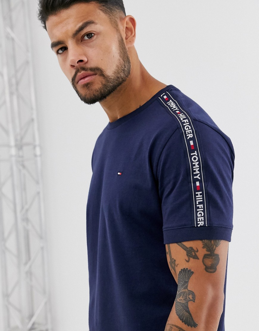 Tommy Hilfiger – Mörkblå mys-t-shirt med logotypränder i sidorna-Marinblå