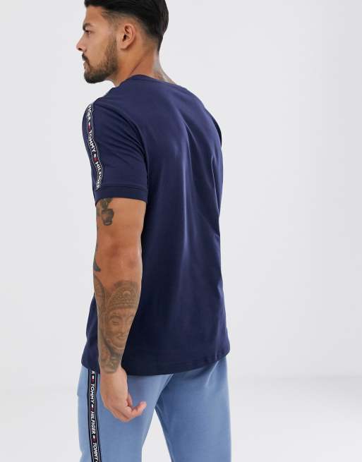 Tommy Hilfiger – Mörkblå mys-t-shirt med logotypränder i sidorna, 2 av 4