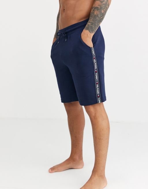 Tommy Hilfiger – Mörkblå mysshorts med tejpade logotypdetaljer i sidorna