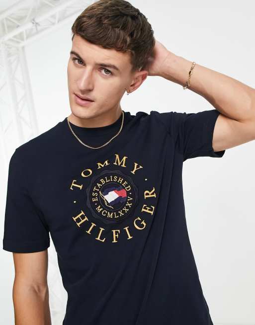 Tommy Hilfiger – Mörkblå t-shirt med broderad myntformad logga