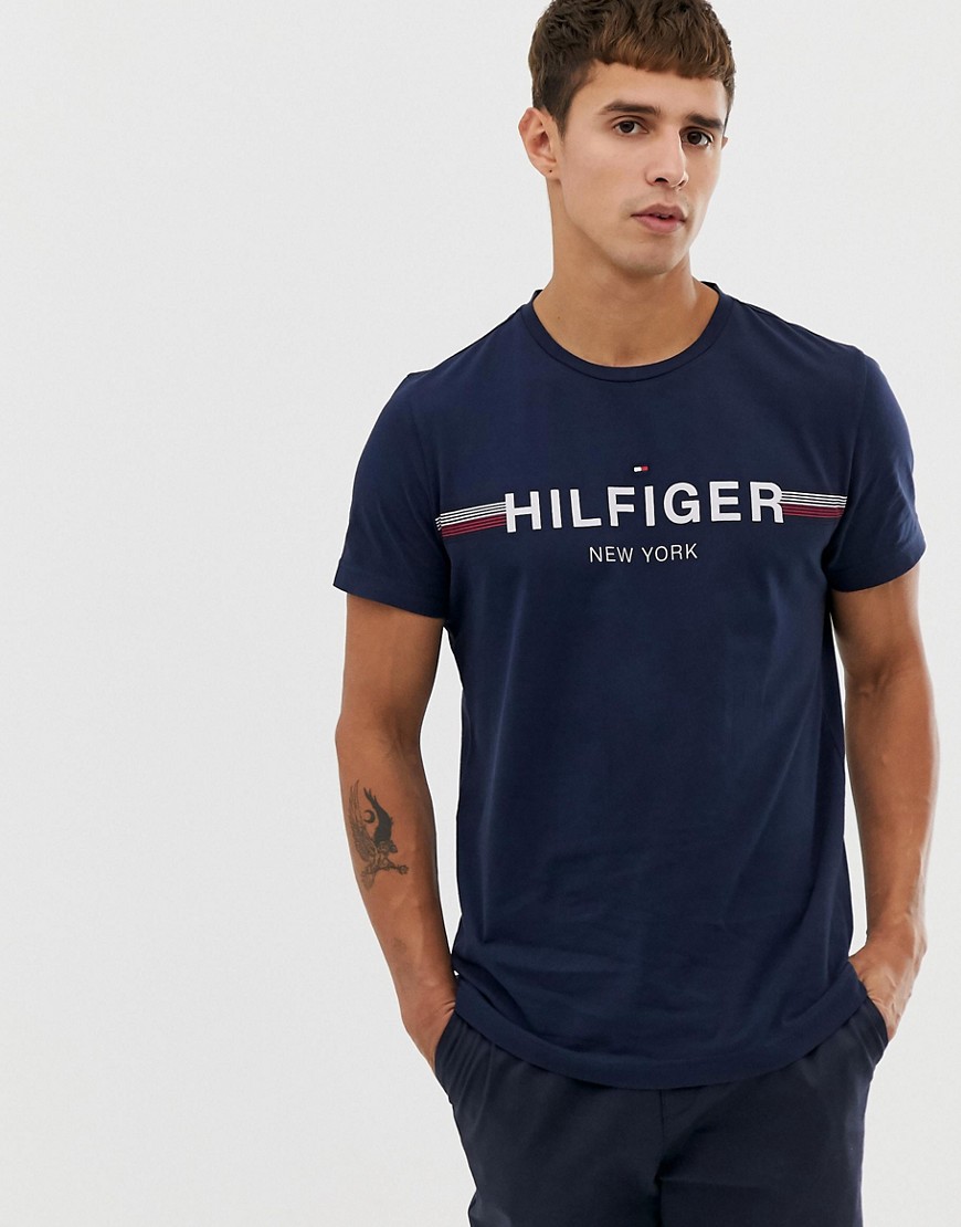 Tommy Hilfiger – Mörkblå t-shirt med logga och ränder över bröstet-Marinblå