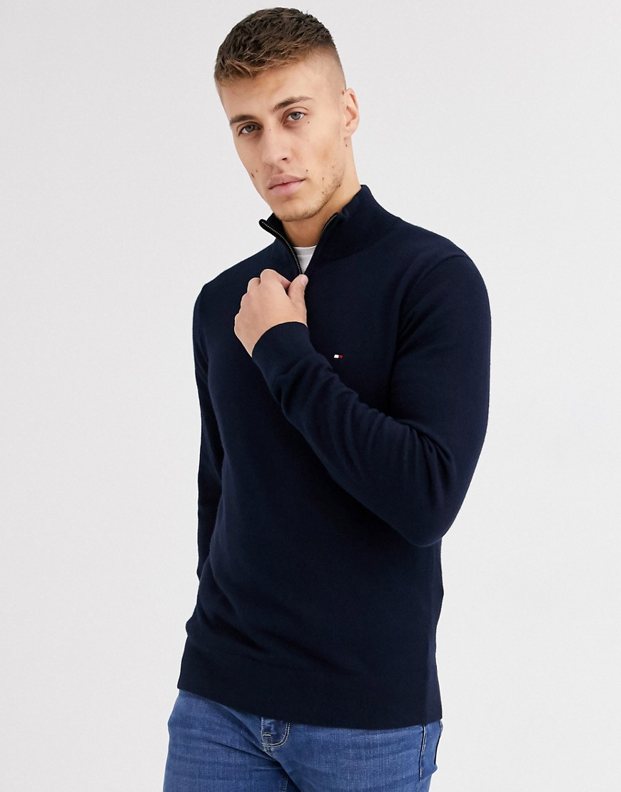Tommy Hilfiger – Mörkblå tröja i lyxigt material med halvlång dragkedja och ikonlogga-Marinblå