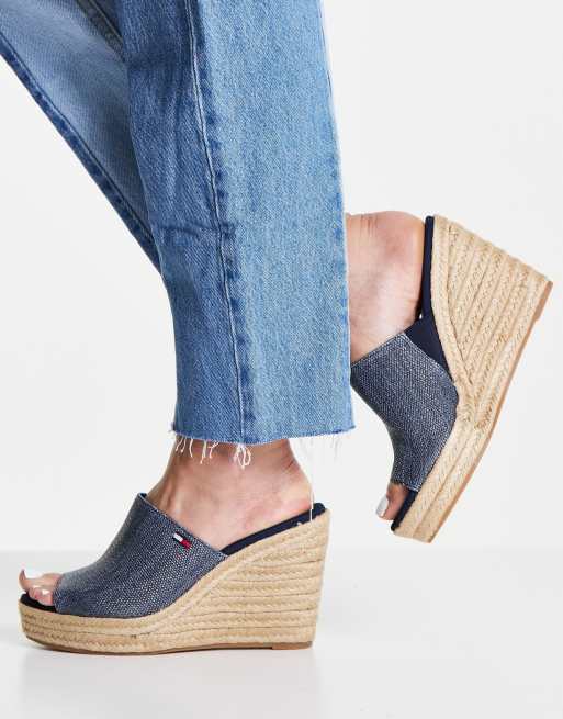 Tommy Hilfiger – Mules in Marineblau mit Keilabsatz in Natur