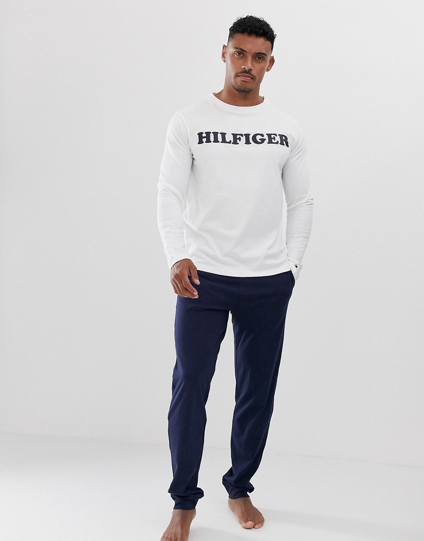 Tommy Hilfiger – Mysset med vit, långärmad tröja och mörkblå mjukisbyxor med logotypprydd midja