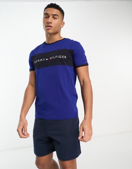 Tommy Hilfiger – Niebieski T-shirt z paskiem z logo z przodu