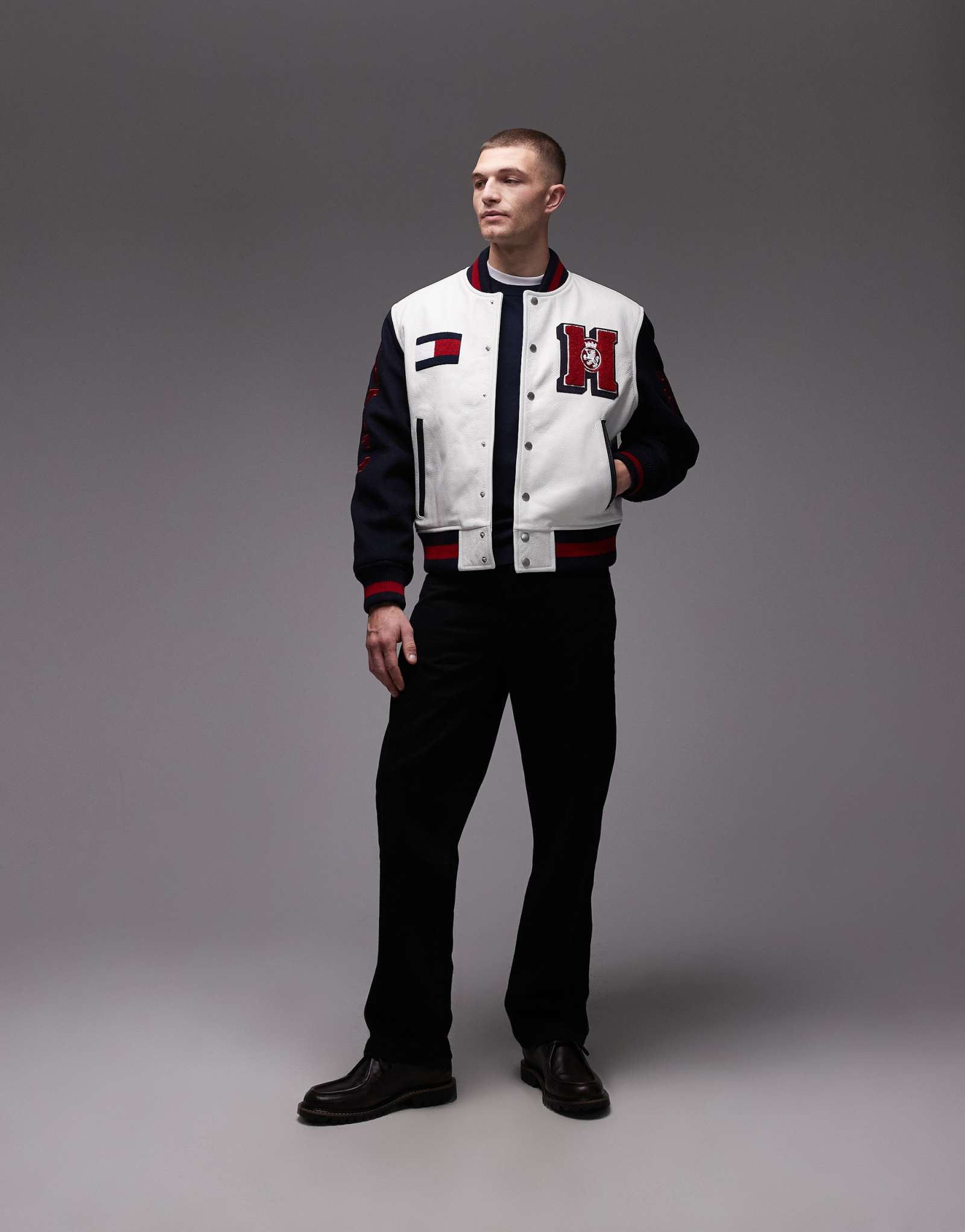 Кожаная спортивная куртка Tommy Hilfiger NYC varsity белого и темно-синего цветов 