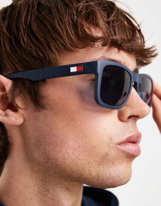Tommy Hilfiger - Occhiali da sole squadrati blu e rossi , 3 di 3