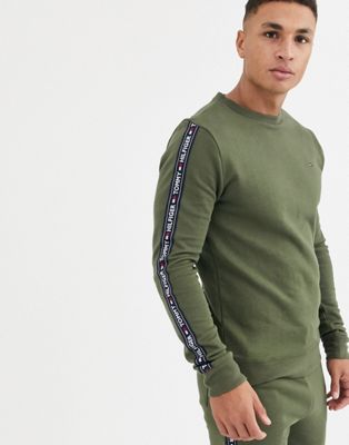 Tommy Hilfiger – Olivfärgad myssweatshirt med logotyprand i sidan-Grön
