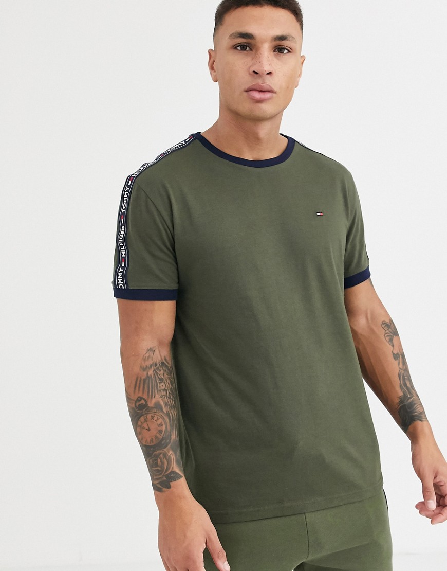 Tommy Hilfiger – Olivgrön t-shirt med sidorand och logga