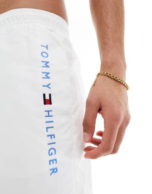 Tommy Hilfiger – Original – Halblange Badeshorts in Weiß mit Kordelzug, 3 von 4