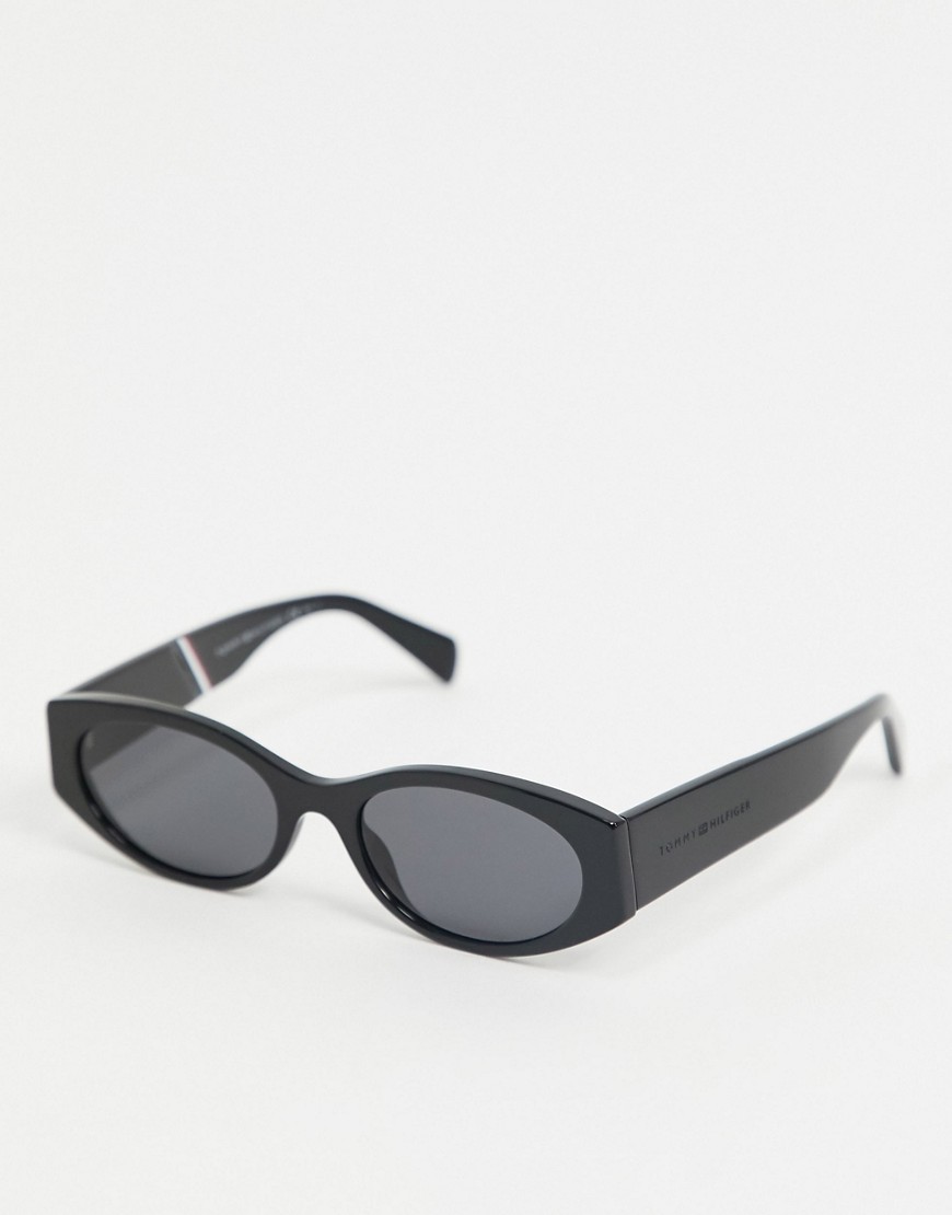 Tommy Hilfiger - Ovale retro zonnebril in zwart