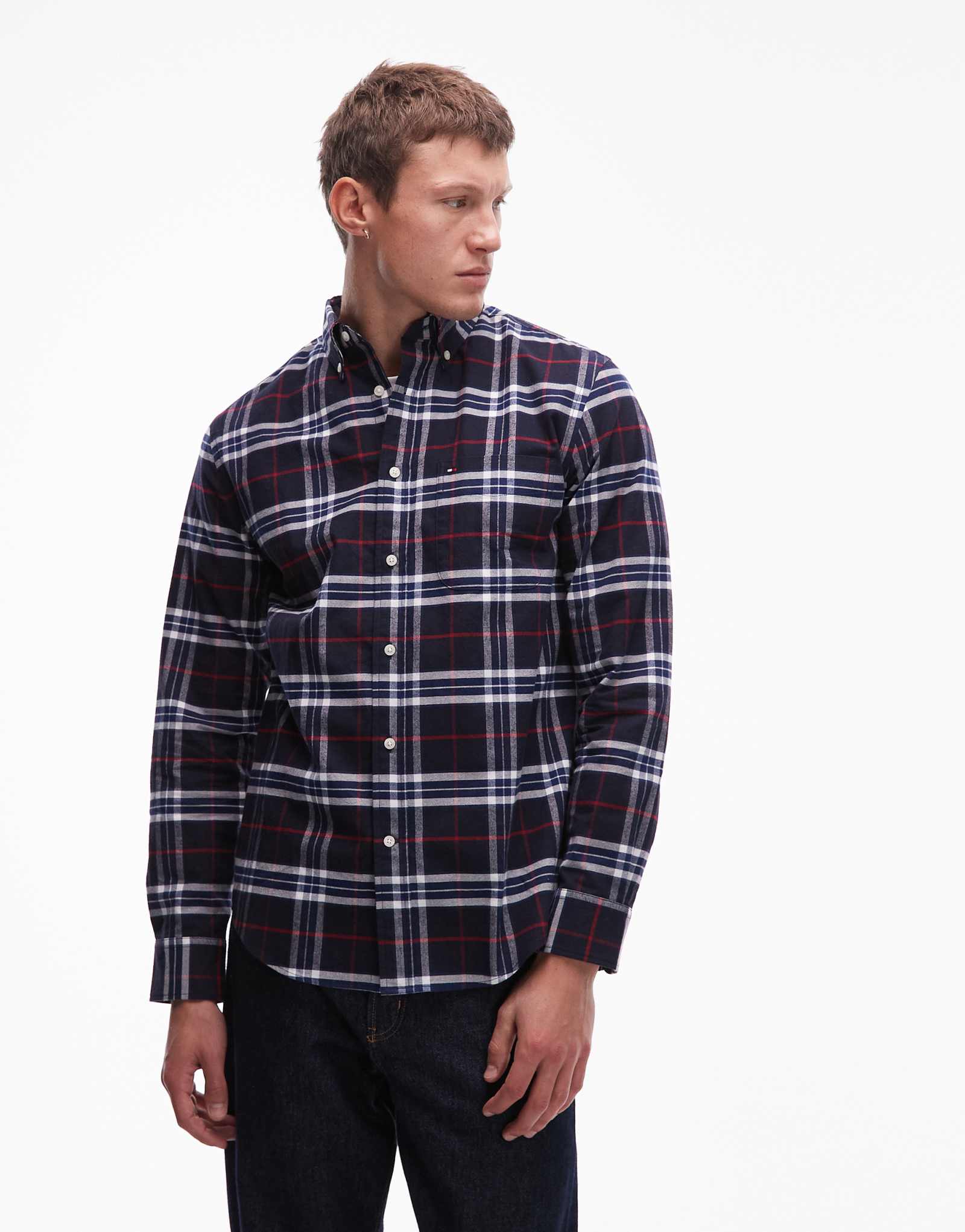 Темно-синяя рубашка в оксфордскую клетку от Tommy Hilfiger 