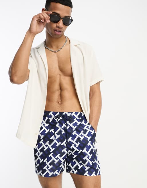 Tommy Hilfiger - Pantaloncini da bagno blu navy con stampa di monogrammi e coulisse taglio medio