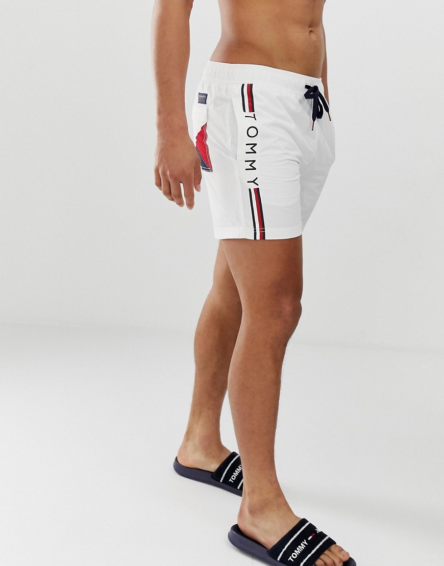 Tommy Hilfiger - Pantaloncini da bagno medi con coulisse, logo laterale e bandiera bianchi-Bianco