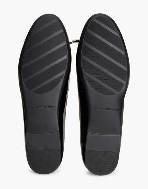 Tommy Hilfiger Patent leather padlock charm ballerinas in black, 5 of 7
