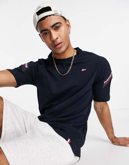 Tommy Hilfiger – Performance – Marinblå t-shirt med ikonlogga och tejpade detaljer