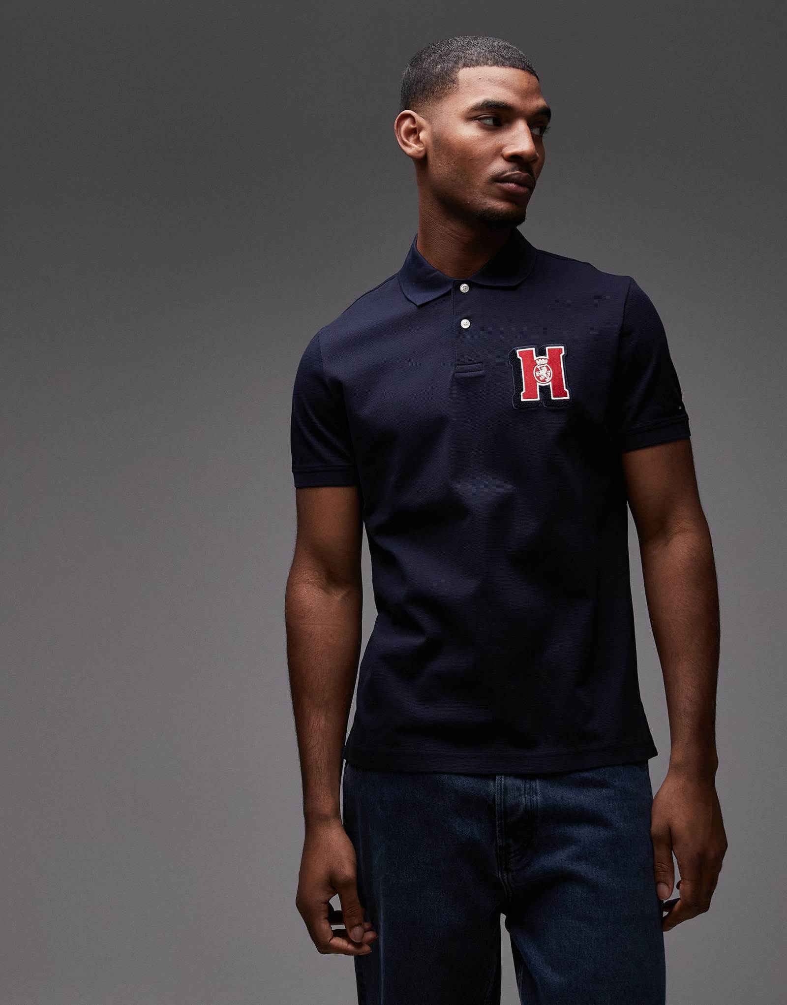 Рубашка-поло Tommy Hilfiger с графическим вышитым логотипом на груди темно-синего цвета 