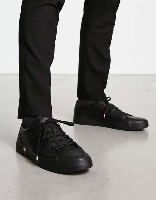 Tommy Hilfiger - Premium sneakers in zwart met vlag op de zool