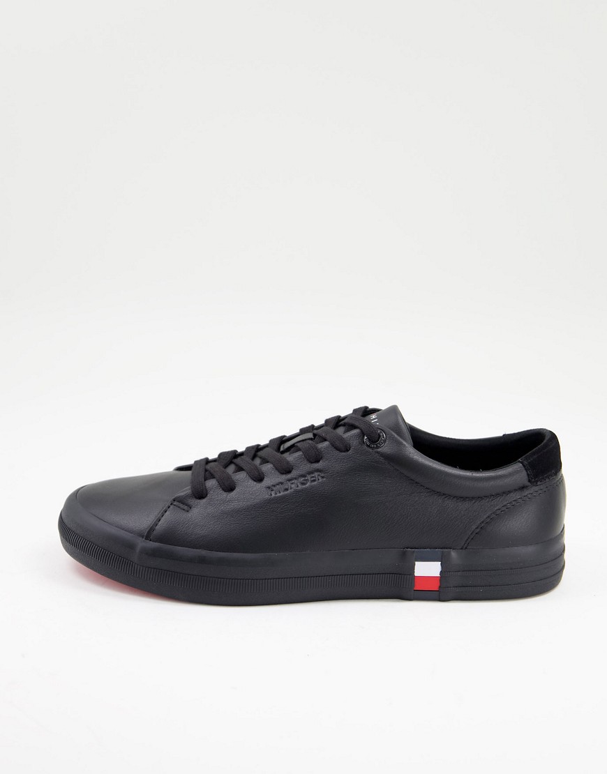 Tommy Hilfiger – Premium – Svarta sneakers i vulkaniserat läder med liten flagglogga på sidan-Svart/a