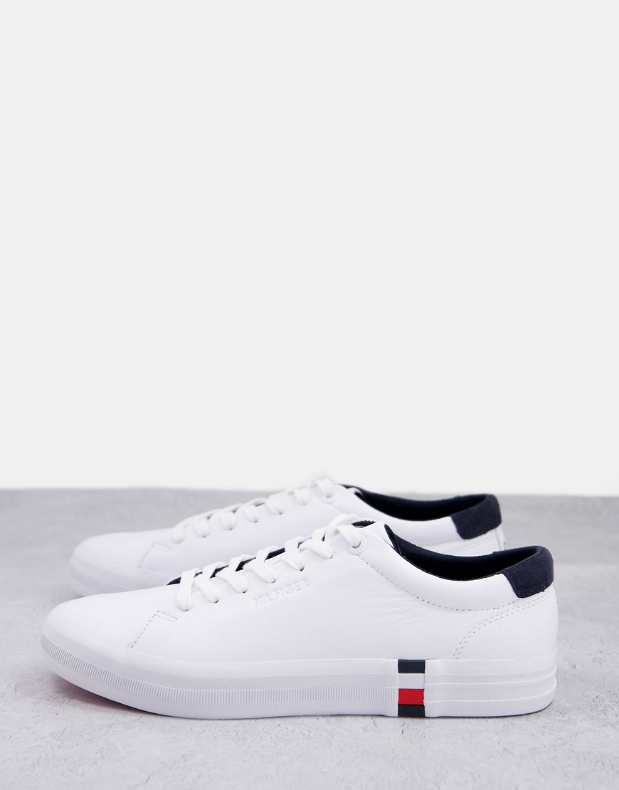 Tommy Hilfiger – Premium – Vita sneakers i vulkaniserat läder med liten flagglogga på sidan-Vit/a