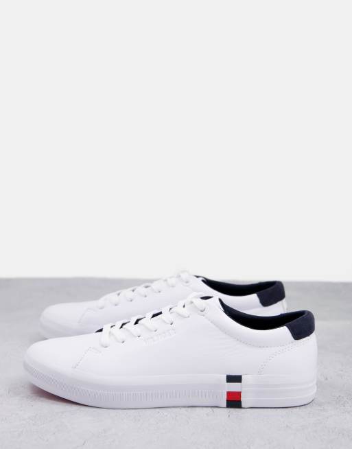 Tommy Hilfiger – Premium – Vita sneakers i vulkaniserat läder med liten flagglogga på sidan