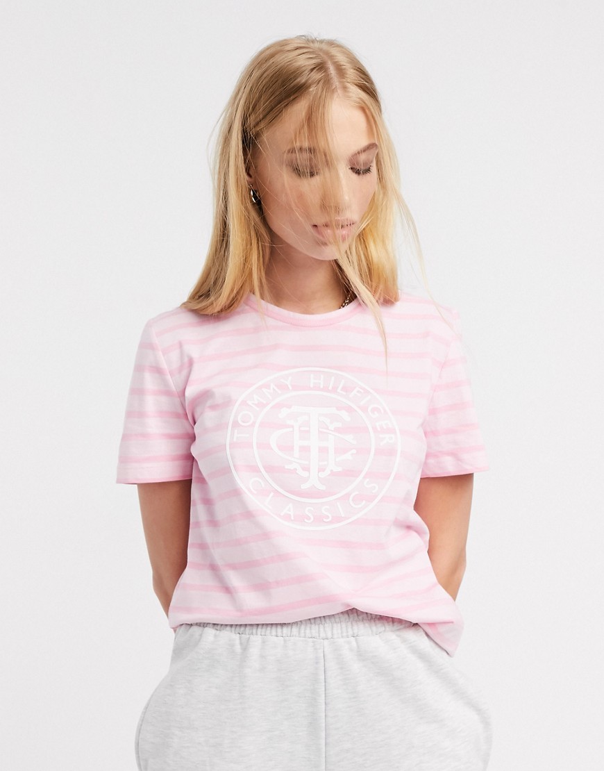 Tommy Hilfiger – Randig t-shirt med rund logga fram-Rosa