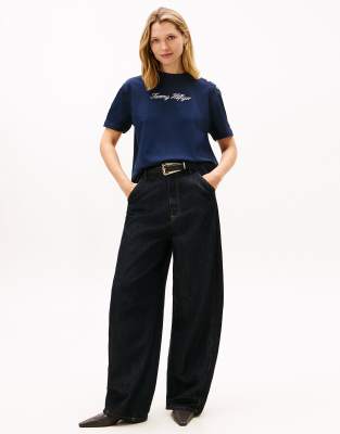 Tommy Hilfiger - Relaxed-Fit-T-Shirt in Hellblau mit goldfarbenen Knöpfen und Logo-Stickerei