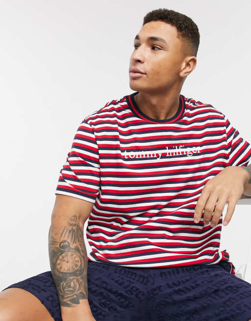 Tommy Hilfiger – Remix – Czerwony T-shirt z logo i wzorem w paski