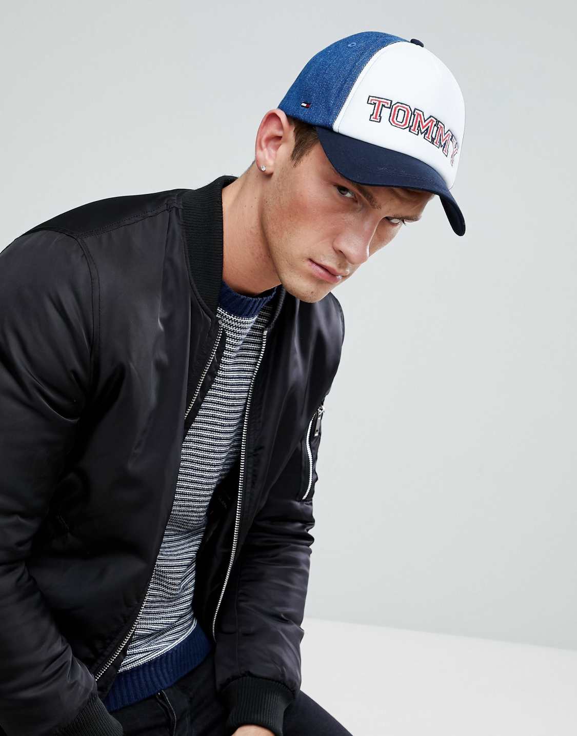 Парень в кепке слушать. Бейсболка Tommy Hilfiger. Tommy Lewis бейсболка. Мужчина в кепке. Мужчина в бейсболке.