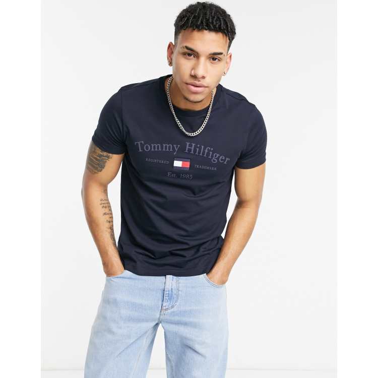 Afsky Ass Bliv sur Tommy Hilfiger retro tonal embroid flag logo t-shirt in navy | ASOS