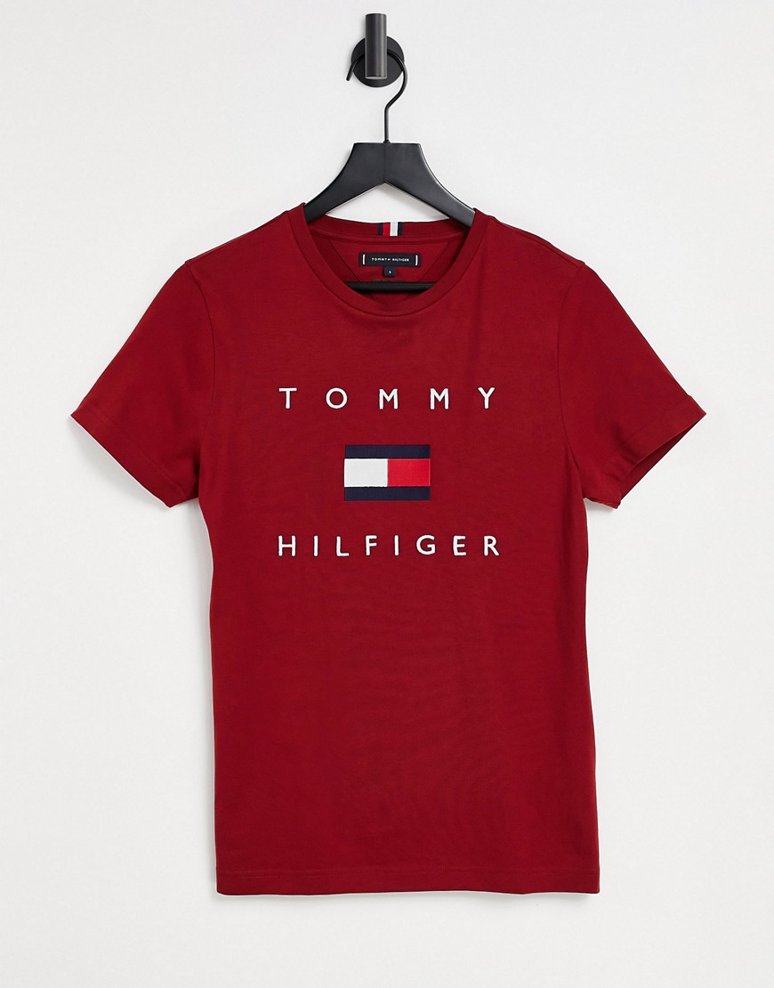Tommy Hilfiger - Röd t-shirt med broderad flagga på bröstet
