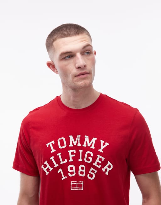 Tommy Hilfiger – Röd t-shirt med stor, böjd 1985-logga, 4 av 5