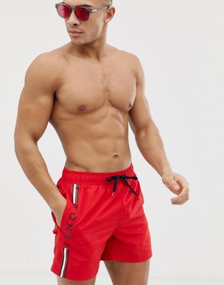 Tommy Hilfiger – Röda medelllånga badshorts med dragsko, logga på sidan och ikonisk flagga