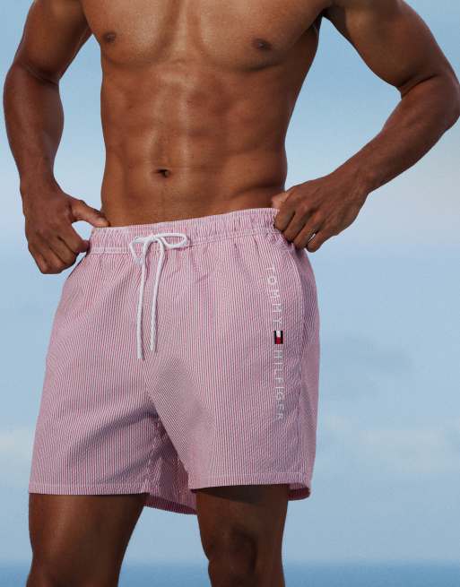 Tommy Hilfiger – Rödrandiga badshorts med dragsko och logga på sidan, 3 av 5