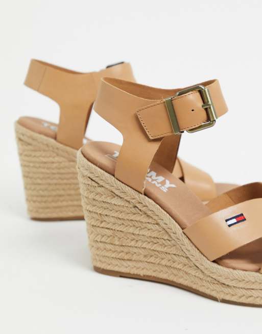 rand lijst vijandigheid Tommy Hilfiger - Sandalen met sleehak in beige | ASOS