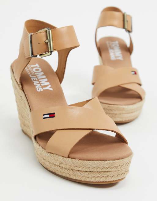 Beschuldiging onze transmissie Tommy Hilfiger - Sandalen met sleehak in beige | ASOS