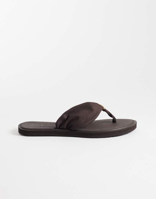 Tommy Hilfiger – Scandi – Zehenstegsandalen in Braun mit Raffung, 3 von 4