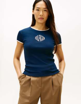 Tommy Hilfiger - Schmal geschnittenes Ringer-T-Shirt in Dunkelblau mit Logo