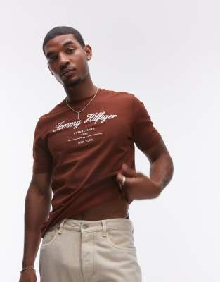 Tommy Hilfiger script logo t-shirt in brown φωτογραφία