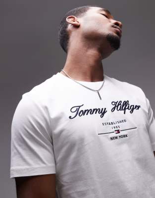 Tommy Hilfiger script logo t-shirt in white φωτογραφία