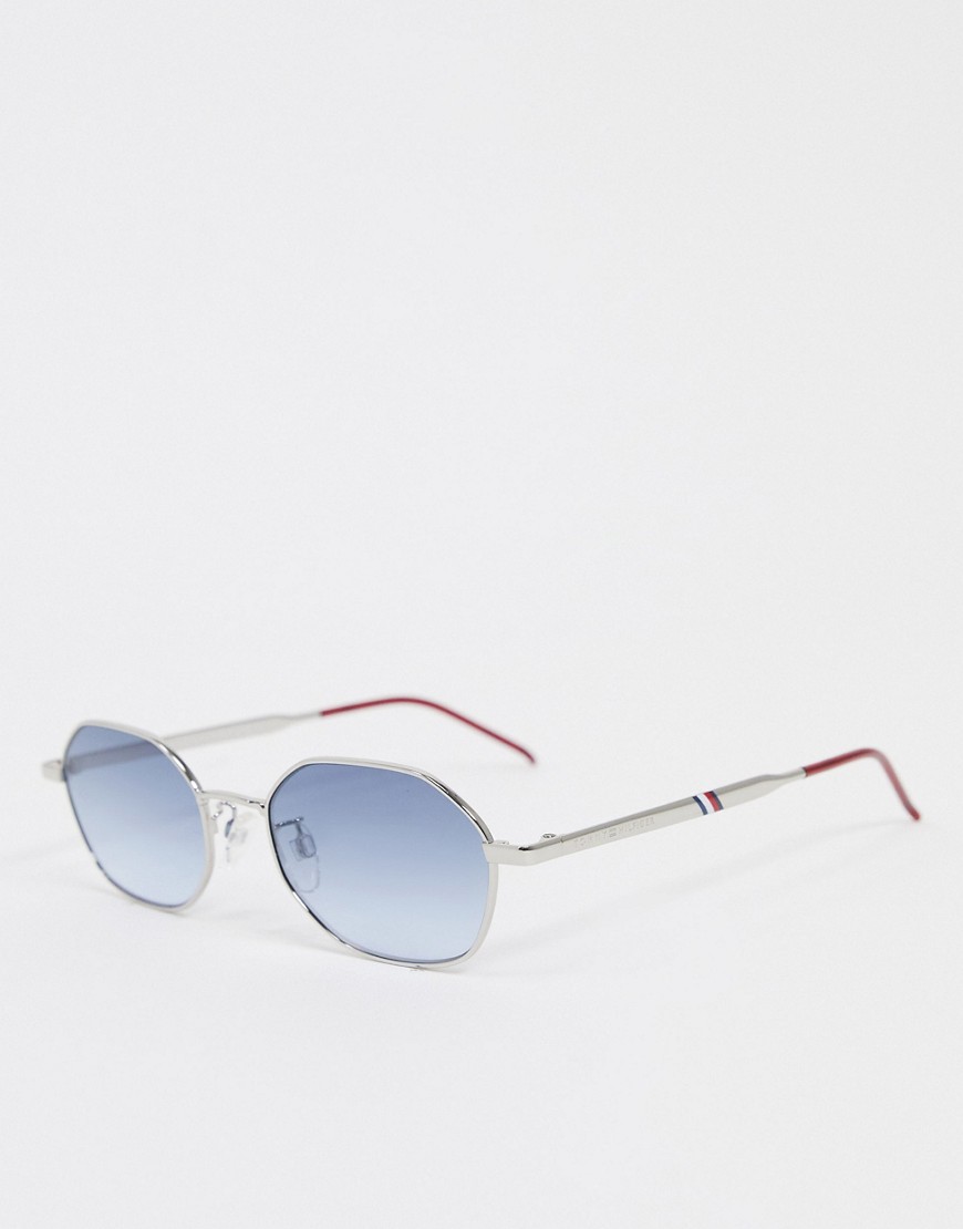 Tommy Hilfiger – Silverfärgade och röda fyrkantiga solglasögon