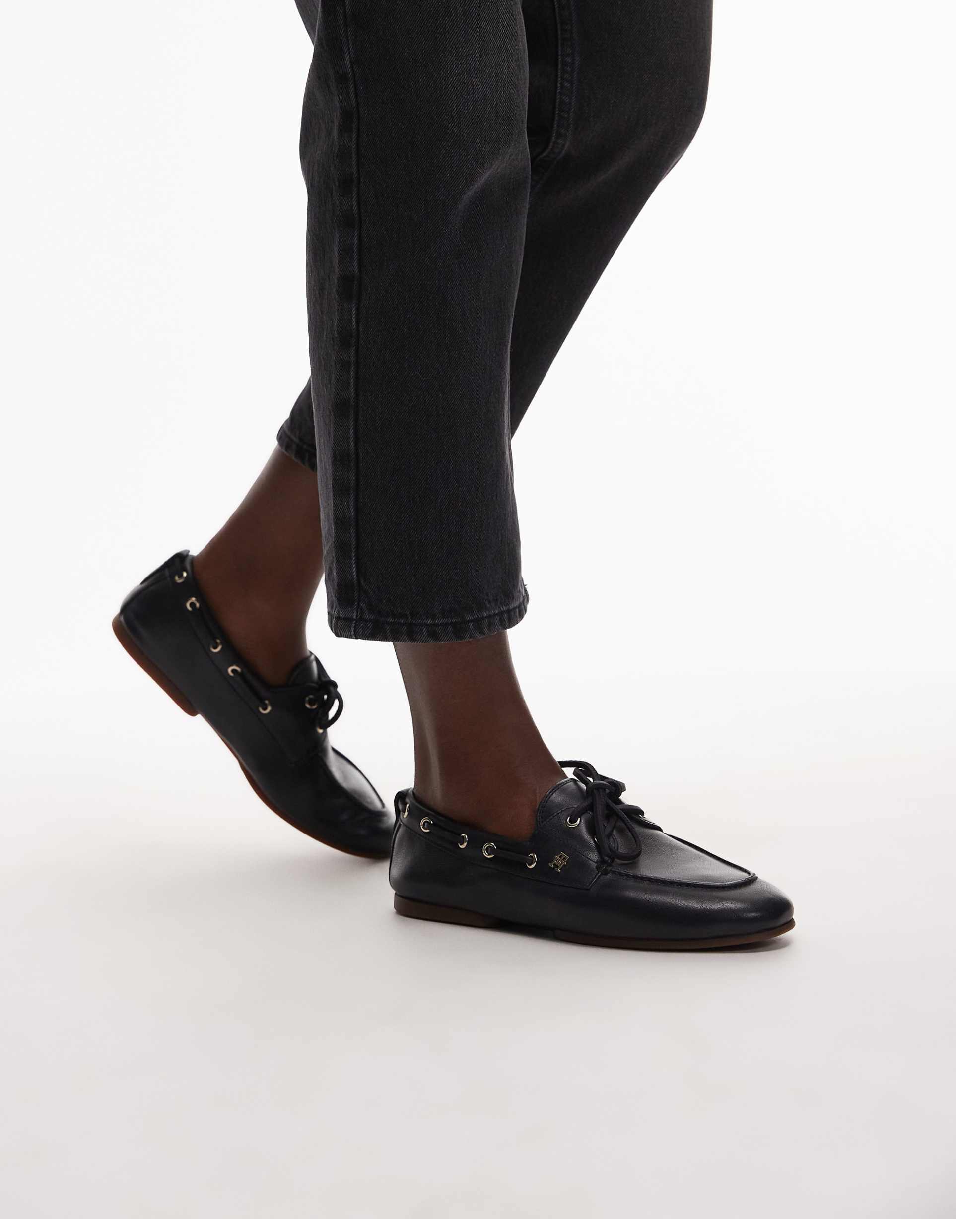 tommy hilfiger sleek leather boat shoes in navy