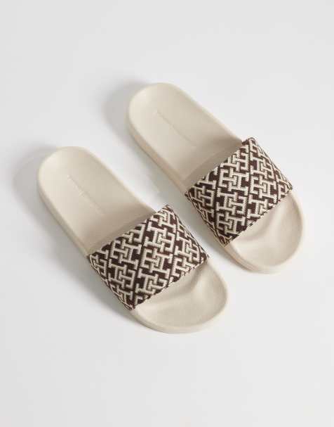 Tommy Hilfiger – Slider in Ecru mit Monogramm-Print - view 1