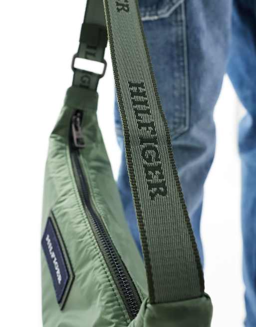 Tommy Hilfiger Sommerliche halbmondformige Umhangetasche in Grun