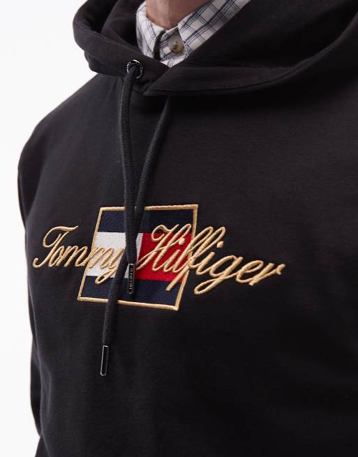 Tommy Hilfiger - Sort hættetrøje med flaglogografik og guldfarvet detalje, 5 af 5