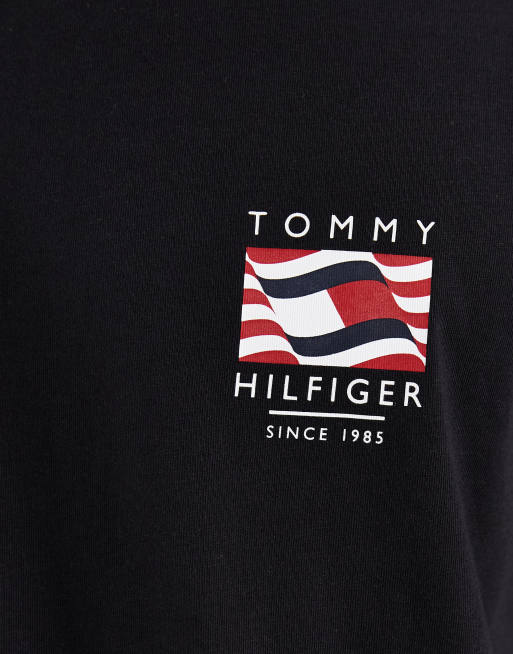 Tommy Hilfiger - Sort T-shirt i regular fit med flaglogo-grafik på brystet, 4 af 5