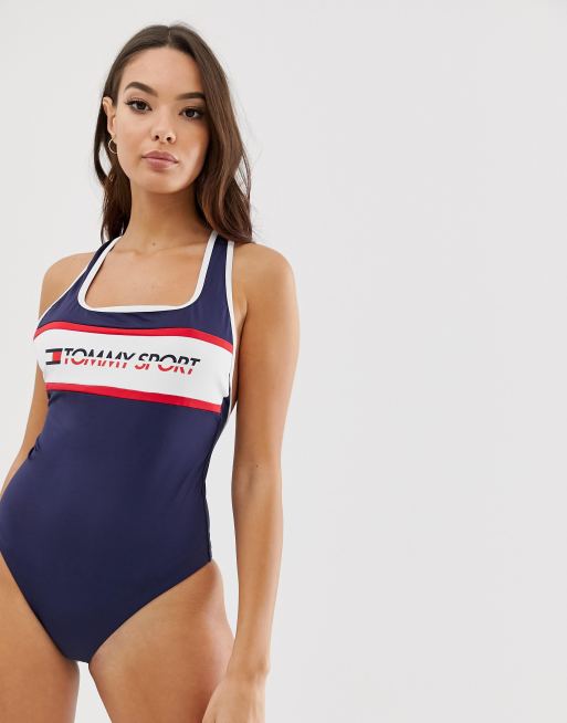 Lichaam Televisie kijken Democratie Tommy Hilfiger - Sportief badpak met logo en lage achterkant in marineblauw  | ASOS