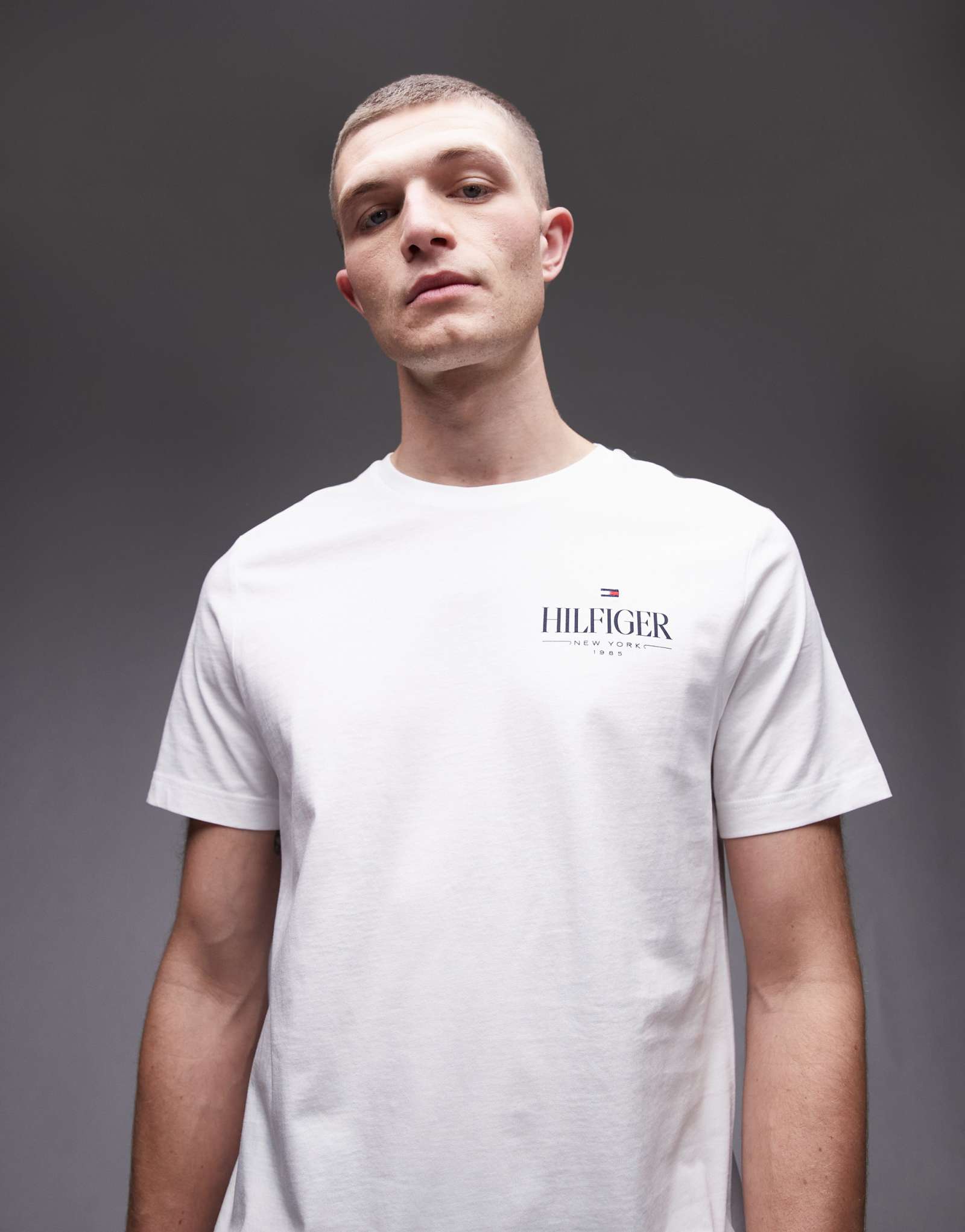 Футболка с логотипом Tommy Hilfiger stack белого цвета