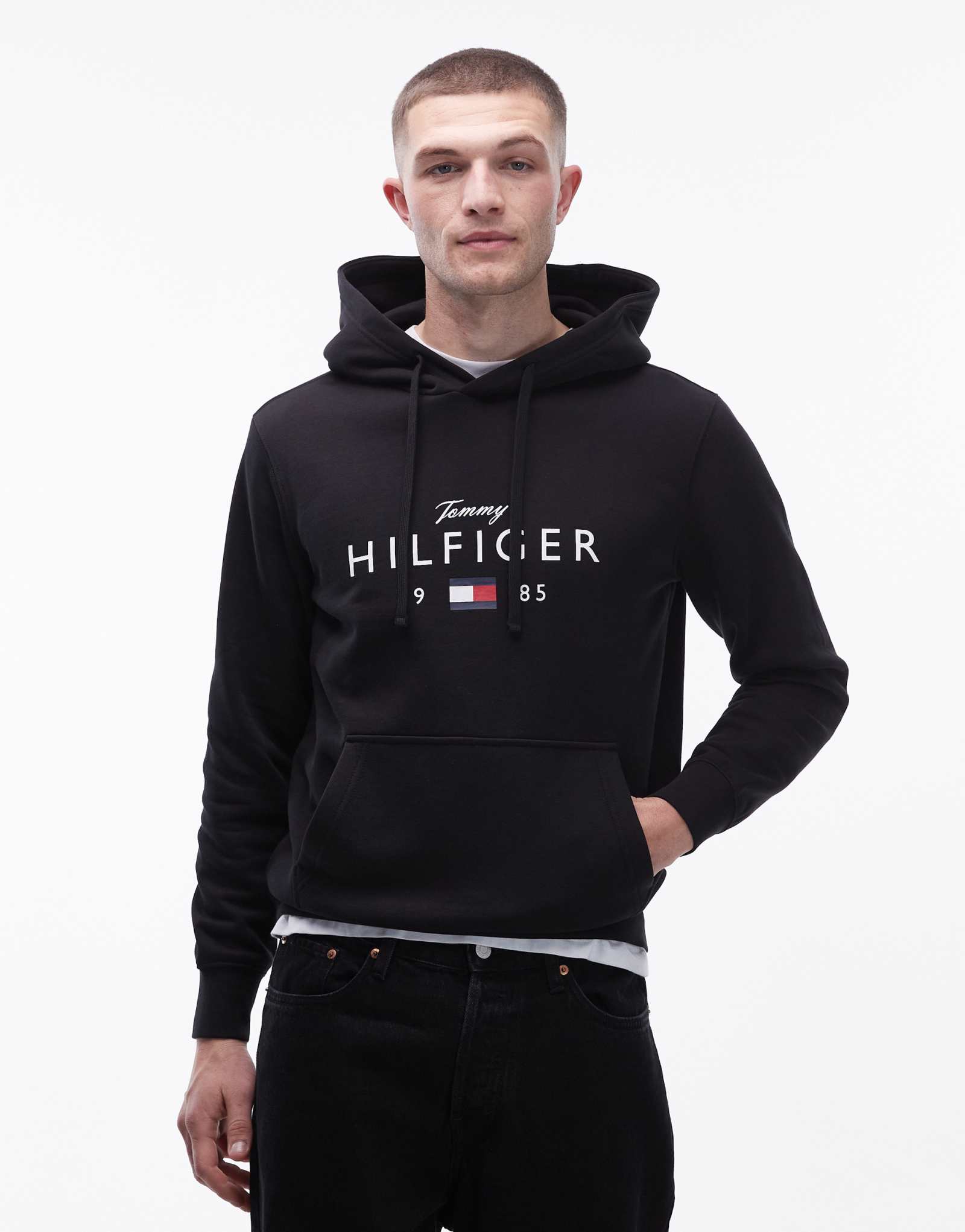 Толстовка с капюшоном Tommy Hilfiger с крупным логотипом по центру черного цвета 