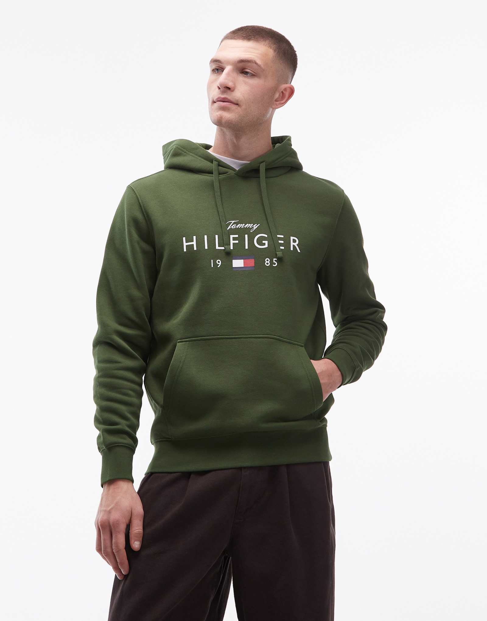 Толстовка с капюшоном Tommy Hilfiger с крупным логотипом по центру зеленого цвета 